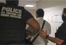 Agentes federales supervisan las audiencias del tribunal de inmigración en el edificio federal Jacob K. Javits en Nueva York, Nueva York, EE. UU. EFE/EPA/Sarah Yenesel