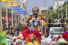 Fotografía que muestra al Rey Momo del Carnaval de Barranquilla, Adolfo Maury Cabrera, durante el desfile del carnaval este sábado, en Barranquilla (Colombia). Foto: EFE/ Ricardo Maldonado Rozo