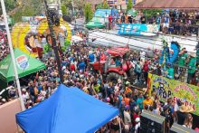 Las reinas Maythe Díaz Alfonso, representante de Calle Abajo, y Angelin Mendoza, soberana de Calle Arriba de Ocú, encabezaron los desfiles, acompañadas de sus tunas. Foto. Thays Domínguez