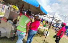 En la ruta del desfile se solicitó la documentación (carnet de manipuladores de alimentos) y se detectó que había tres personas sin ninguno de los carnets. Foto. Diómedes Sánchez