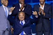 Jesse Jackson (c) en la Convención Nacional Demócrata en Chicago el 19 de agosto de 2024. EFE/ Michael Reynolds