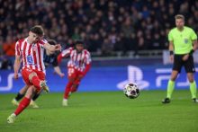 Julián Álvarez anota por la vía penal un gol para Atlético Madrid ante Brujas. Foto: EFE
