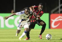 Jeslan Caicedo (der.) de Sporting San Miguelito disputa el balón con Joseph Paintsil de LA Galaxy . Foto: EFE