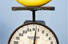 Todavía es común observar pesas manuales en puestos de venta de frutas, legumbres y hasta carnes. Foto ilustrativa