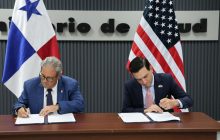 El ministro de Salud, Fernando Boyd Galindo, junto al embajador de Estados Unidos en Panamá, Kevin Cabrera. Foto: Cortesía