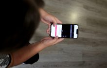 Una chica consulta su teléfono móvil. Foto: EFE / J.M. García
