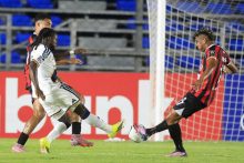 Ángel Valencia (der.) de Sporting San Miguelito disputa el balón con Joseph Paintsil de LA Galaxy . Foto: EFE