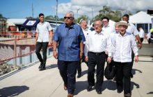 El presidente José Raúl Mulino, junto a altos representantes de las multinacionales japonesas Nissen Kaiun y Mitsui. Foto: Cortesía