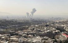 Una columna de humo emerge del centro de Teherán. Foto: EFE