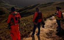 Desde el viernes, el personal del Sinaproc de Veraguas recorrió a pie caminos peligrosos, con rocas, subidas, bajadas y montañas aledañas a los ríos Coba y San Pablo. Foto. Sinaproc