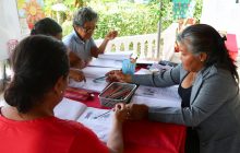 Un grupo de mujeres adultas mayores reciben clases en casas particulares. Foto: EFE