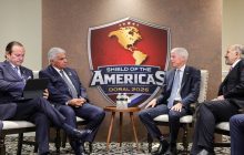 El presidente Mulino junto a funcionarios estadounidenses. Foto: Cortesía