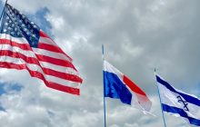 Las banderas se izaron en la  Comunidad Apostólica Hosanna en Panamá.