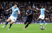 Abdukodir Khusanov del Manchester City (Izq.) disputa el balón con el brasileño Vinícius Jr. Foto: EFE