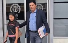 Kenibeth Saldaña, madre de la bebé, junto a su abogado Gustavo Pinzón. 