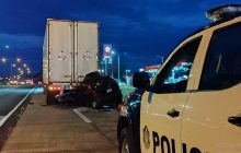 Tras el fuerte impacto, el cuerpo del conductor quedó atrapado entre los hierros del vehículo, incrustado bajo la parte trasera del camión.