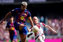 El jugador del FC Barcelona Ronald Araujo (izq.) lucha por el balón con Isi (d), del Rayo Vallecano. Foto:EFE