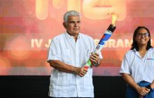 José Raúl Mulino recibe la llama del Sur. Foto: Cortesía