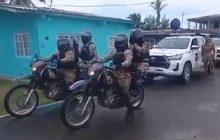 Los peritos trabajaron bajo la luz de la noche para recolectar los indicios necesarios que permitan esclarecer el móvil del crimen.