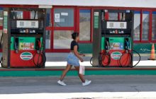 Una persona camina frente a una estación de gasolina en La Habana (Cuba).  Foto: EFE