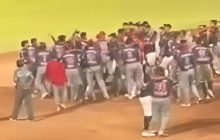 El ambiente se tornó incontrolable en cuestión de minutos, derivando en una pelea campal que se extendió por distintas áreas del estadio.