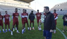 Thomas Christiansen conversa con sus jugadores. Foto: FPF