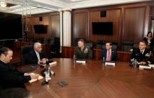 El presidente panameño José Raúl Mulino (2-i) reunido con el jefe del Comando Sur de Estados Unidos, Francis Donovan (c). Foto: EFE