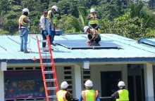 Los nuevos técnicos instalando paneles en una escuela. Foto: Cortesía Inadeh