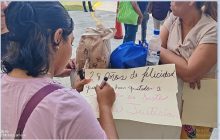 La familia de los hermanos Ávila se mantuvo durante las más de dos horas que duró la audiencia, a las afueras de la sede del Órgano Judicial, con la esperanza de que se lograra su libertad. Foto. Eric Montenegro