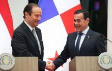 El ministro de Relaciones Exteriores de Paraguay, Rubén Ramírez (d) estrecha la mano de su homologo de Panamá, Javier Martínez-Acha, durante una rueda de prensa este miércoles, en Asunción (Paraguay). Foto: EFE