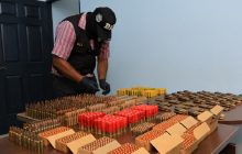 Las municiones se mantenían dentro de sus cajas originales y almacenadas en un cajón de plástico. / Fotocomposición: Eric Montenegro