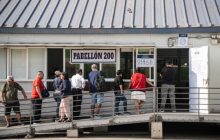 Personas esperan para poder votar este domingo, en Lima Perú. Foto: EFE