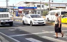 Los adultos mayores son los más afectados por la falta del semáforo. Foto. Thays Domínguez