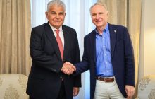 El presidente de la República, José Raúl Mulino junto al reconocido escritor Dan Brown. Foto: Cortesía 