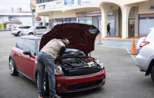 Perito automotriz revisa un auto. Foto: Cortesía