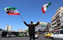 Un hombre ondea banderas iraníes en Teherán. Foto: EFE