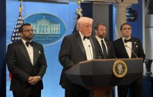 El presidente de los Estados Unidos, Donald Trump, habla en una rueda de prensa tras el ataque. Foto: EFE