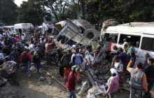 Personas realizan labores de rescate en la vía Panamericana tras un atentado en Cajibío (Colombia).Foto: EFE