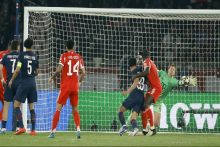 El portero del Bayern, Manuel Neuer (der.), es batido, mientras el PSG marca su segundo gol del partido en la semifinal de la Champions. Foto: EFE