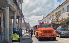 Para atender este conato participaron 20 bomberos y cuatro camiones de extinción para evitar que se convirtiera en un incendio mayor. Foto. Diómdes Sánchez