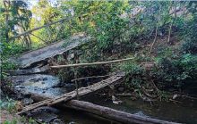  Los vecinos de Villa Carmen que utilizan este puente son conscientes de que, una vez lleguen las lluvias, será imposible utilizarlo.