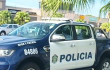 Los implicados causaron daños a la propiedad privada al intentar ingresar a los establecimientos comerciales.