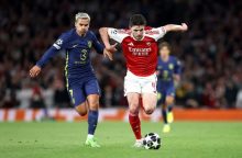 Declan Rice, del Arsenal, disputa un balón contra Antoine Griezmann, del Atlético de Madrid. Foto: EFE