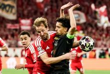 Harry Kane, del Bayern, pelea el balón ante  Marquinhos, del PSG.  Foto: EFE