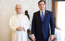 El papa León XIV (i), durante su audiencia privada este jueves con el secretario de Estado estadounidense, Marco Rubio (d). Foto: EFE