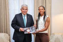 La atleta decla UFC, Joselyne Edwards Laboriel,  entrega un foto al mandatario José Raúl Mulino. Foto: Cortesía