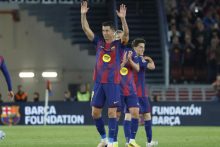 El delantero del Barcelona Robert Lewandowski saluda a los aficionado. Foto: EFE