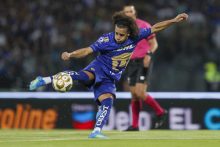 El panameño Adalberto 'Coco' Carrasquilla, de Pumasm, partea el balón durante el partido ante Pachuca. Foto: EFE