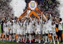 Jugadores del Aston Villa festejan el título de la Europa League. Foto: EFE
