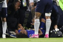 Adalberto 'Coco' Carrasquilla de Pumas se lesionó en la final de la Liga MX  ante Cruz Azul, en el estadio Olímpico Universitario en la Ciudad de México. Foto: EFE